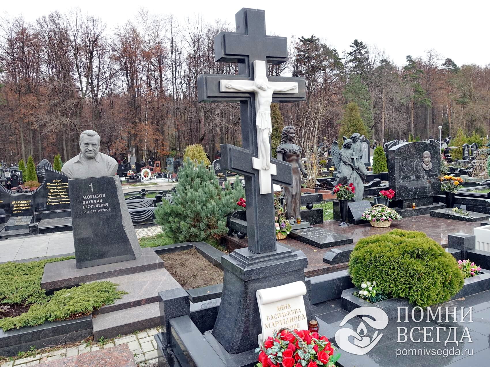 Восьмиконечный крест и распятие из белого мрамора